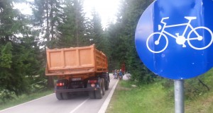 Kamion na setalistu prema Crnom jezeru