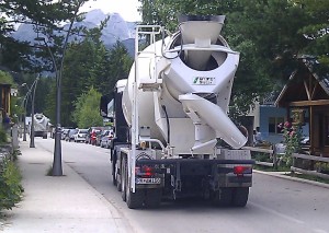 Kolona betonjerki ulicom prema Crnom jezeru